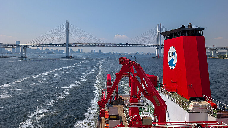 Blick vom Forschungsschiff SONNE auf die Yokohama Bay Bridge.