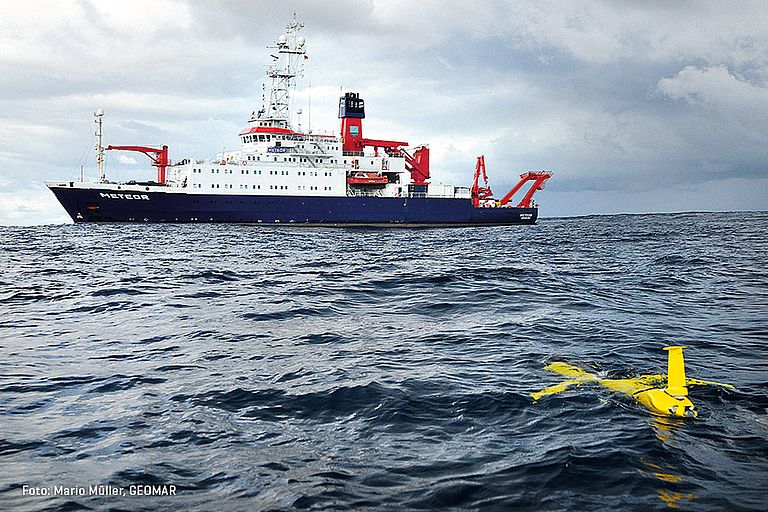 Das Forschungsschiff METEOR mit einem ozeanographischen Gleiter nahe der kapverdischen Inseln. Foto. Mario Müller, GEOMAR