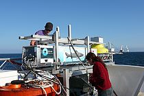 Während der Expedition M91 mit dem Forschungsschiff METEOR im Dezember 2012 maßen Wissenschaftler der Universität Heidelberg für SOPRAN die Geschwindigkeit des Austauschs von Wärme und Spurengasen zwischen Atmosphäre und Ozean. Foto: H. Bange, GEOMAR