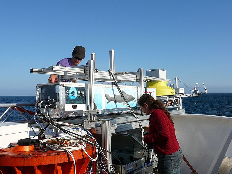 Während der Expedition M91 mit dem Forschungsschiff METEOR im Dezember 2012 maßen Wissenschaftler der Universität Heidelberg für SOPRAN die Geschwindigkeit des Austauschs von Wärme und Spurengasen zwischen Atmosphäre und Ozean. Foto: H. Bange, GEOMAR