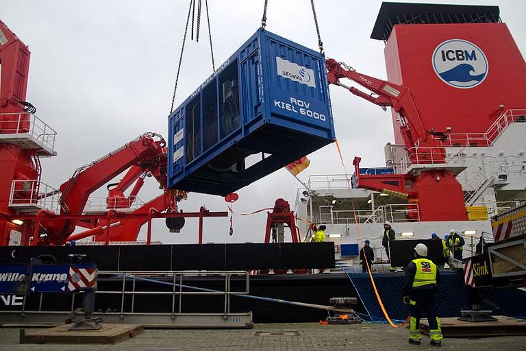 Auch die Geräte für die erste wissenschaftliche Expedition wurden bereits Ende November in Kiel auf die SONNE verladen. Foto: J. Steffen, GEOMAR