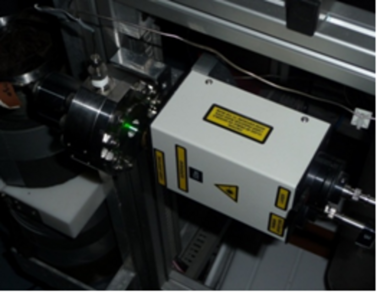 Messkopf, montiert an eine Raman-Hochdruck-Durchflusszelle zur Analyse der Fluide im NESSI(link)-Reaktor.