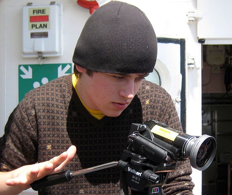 Rouven Willner von der Waldorfschule Kiel filmt an Bord des Forschungsschiffes ALKOR. Foto: Mareike Wilms, IFM-GEOMAR