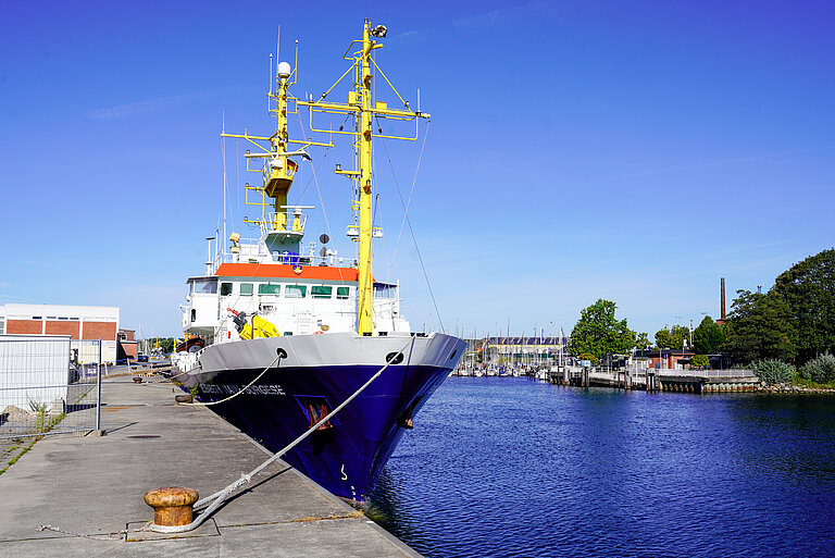 Das Forschungsschiff Elisabeth Mann Borgese liegt an einem Anleger. Im Hinergrund die Kieler Schwentine