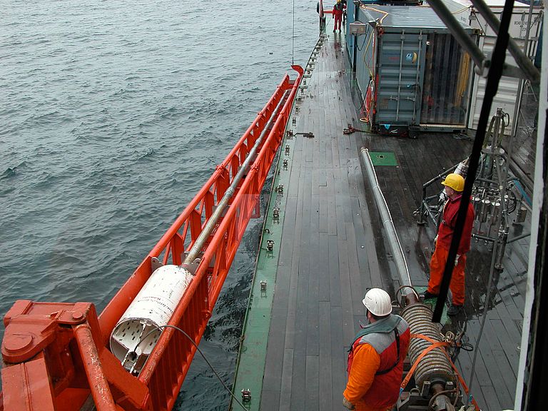 Kolbenlote (hier links) sind etwas komplizierter im Einsatz als normale Schwerelote (rechts an Deck), dafür bleibt die Schichtung des Sediments meistens besser erhalten. Foto: Dirk Nürnberg, GEOMAR