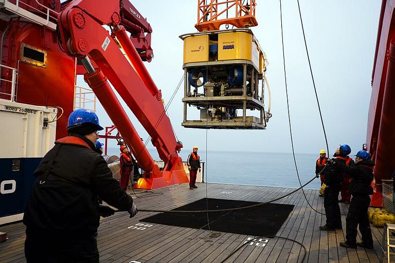 With the 30t-A-frame crane at the stern large devices such as the deep-sea robot ROV KIEL 6000 can be launched. Photo: Sven Sindt
