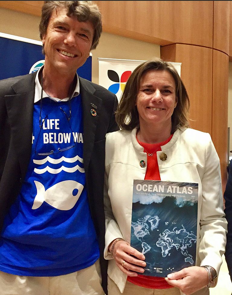 Prof. Dr.  Martin Visbeck überreicht die englische Version des Meeresatlas 2017 an die stellvertretende Ministerpräsidentin Schwedens, Isabella Lövin. Schweden hatte  zusammen mit Fidschi die Präsidentschaft der Ocean Conference inne. Foto: M. Visbeck, GEOMAR