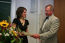 Dr. Stefanie Kaiser erhält den Annette-Barthelt Preis aus der Hand von Prof. Wolf-Christian Dullo. Foto: A. Villwock, IFM-GEOMAR.