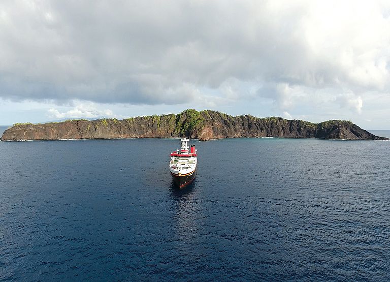 [Translate to English:] Das Forschungsschiff SONNE vor Ritter Island während der Expedition SO252 im Herbst 2016. Foto: Christian Berndt/GEOMAR