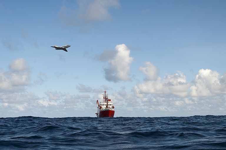 Das Forschungsschiff SONNE und das DLR-Forschungsflugzeug FALCON begegnen sich während der Messkampagne im Südchinesischen Meer. Foto: Torsten Bierstedt, FS SONNE