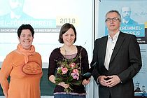 Dr. Peter Gimpel, Vorsitzender der Gesellschaft zur Förderung des GEOMAR Helmholtz-Zentrums für Ozeanforschung Kiel e.V, und Dr. Mariana Ribas Ribas von der Universität Oldenburg (links) gratulieren der Preisträgerin Hanne Marie Banko-Kubis. Foto: Jan Steffen/GEOMAR