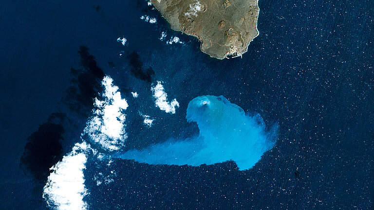 Satellitenaufnahme des Vulkanausbruchs nahe der südlichen Küste von El Hierro. 