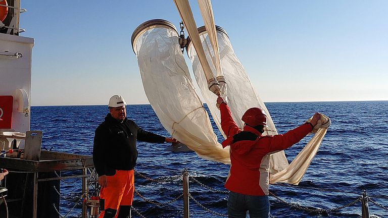 Mit dem Multinetz sammeln Forschende von Bord der ALKOR Planktonproben aus verschiedenen Wassertiefen.