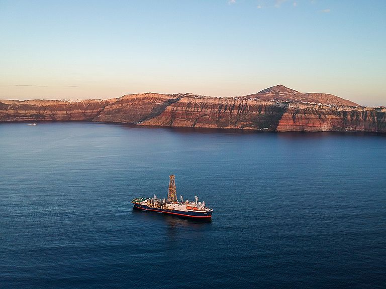 The research vessel JOIDES Resolution in the Santorini Caldera. The Aegean Sea is the focus of MULTI-MAREX. Photo: Thomas Ronge, IODP