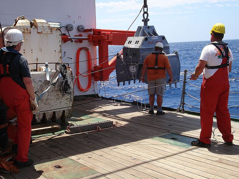 Mit dem videogesteuerten Großgreifer können die Wissenschaftler schwere Proben vom Meeresboden bergen. Foto: Julia Mahlke, IFM-GEOMAR