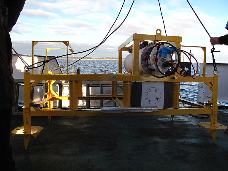 Das für die Stromversorgung verantwortliche Gestell des Unterwasserobservatoriums beim Ausbringen. Foto: Forschungstauchzentrum der CAU