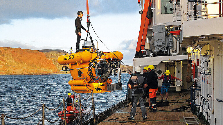 JAGO wird wird nach einem Tauchgang vor El Hierro zurück an Bord des Forschungsschiffs POSEIDON gebracht.