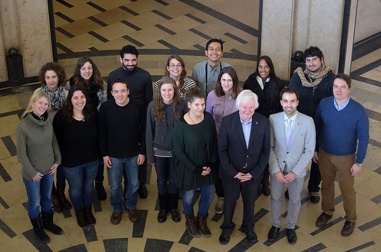 Stadtpräsident Hans-Werner Tovar  (5.v.r.) und Ratsherr Benjamin Raschke (3.v.r.) begrüßen die Teilnehmerinnen und Teilnehmer des GAME-Projekts 2015 in Kiel. Foto: J. Steffen, GEOMAR