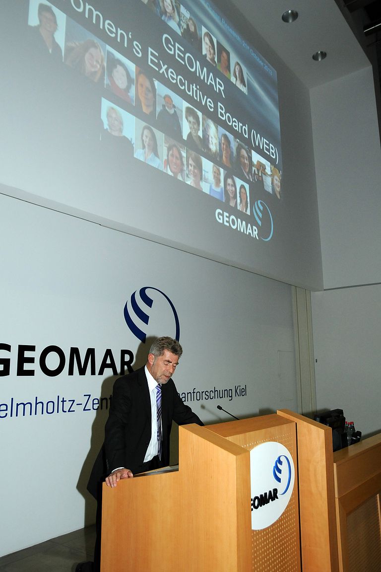 Michael Wagner, Verwaltungsdirektor des GEOMAR, eröffnet die Veranstaltung. Foto: GEOMAR