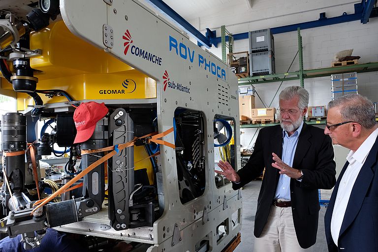 Prof. Dr. Peter Herzig (li) erläutert Prof. Dr. Shaul Chorev den Tiefseeroboter PHOCA. Foto: A. Villwock, GEOMAR.