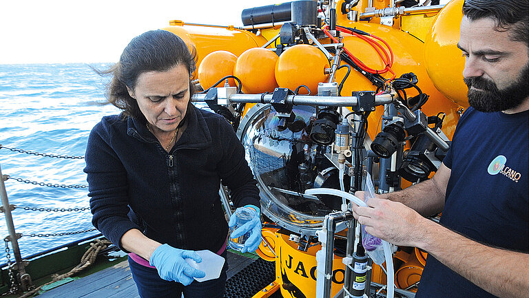 Juana Magdalena Santana Casiano und Eugenio Fraile Nuez (IEO) füllen nach ­einem JAGO-Tauchgang Wasser- und Gas­proben ab.