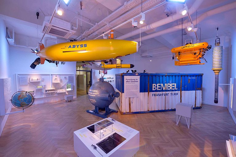 Blick in die Ausstellung Meeresforschung im Sencdkenberg Naturmuseum mit Modellen verschiedener Tiefseegeräte. Foto: Senckenberg/Tränkner