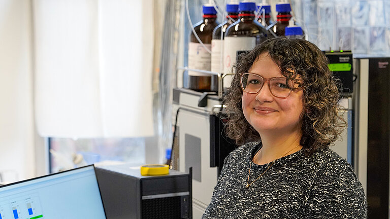 Junge Frau mit dunklen Locken in einem Labor