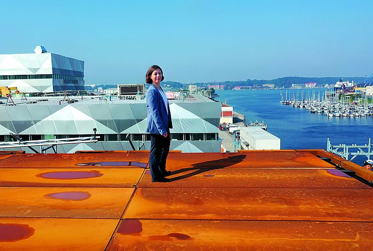GEOMAR-Direktorin Professorin Dr. Katja Matthes auf dem Dach des Neubaus. Foto: Jens Klimmeck, GEOMAR