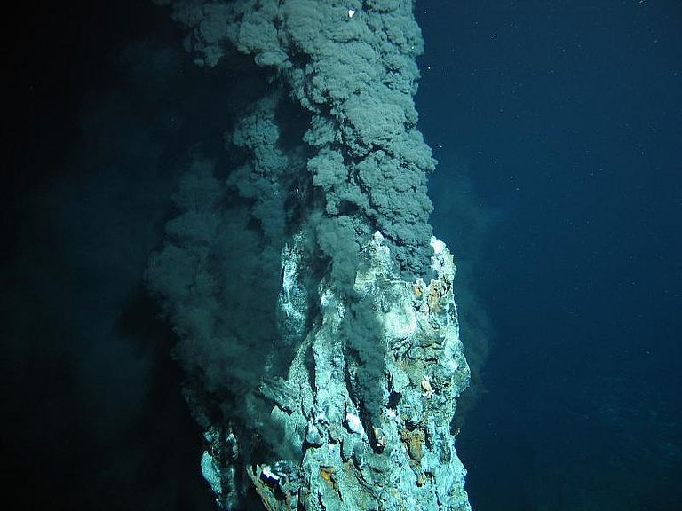 Ein "richtiger" Schwarzer Raucher auf dem mittelatlantischen Rücken in etwa 3000 Metern Tiefe. Das Foto entstand während einer Expedition mit dem deutschen Forschungsschiff METEOR auf der Fahrt M78-2. Foto: ROV KIEL 6000, GEOMAR