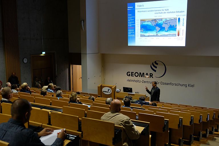 Im Hörsaal des GEOMAR halten Wissenschftlerinnen und Wissenschaftler Vorträge zu unterschiedlichsten Themen der Meeresforschung. Foto: Jan Steffen/GEOMAR