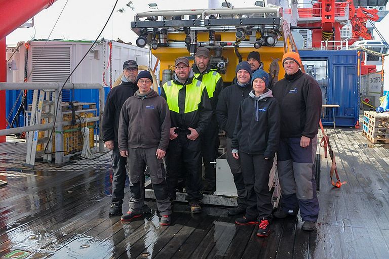 Das GEOMAR-ROV-Team an Bord der FS SONNE. Foto: Mia Schumacher/GEOMAR