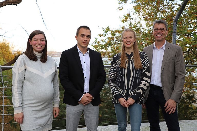Die Preisträger*innen 2020 und 2021: Dr. Sophie Paul, Dr. Alexander Rösner, Carolin Uhlir mit dem Vorsitzenden der Annette-Barthelt Stiftung, Prof. Dr. Arne Körtzinger , GEOMAR. Nicht im Bild: Talisa Döring. Foto: A. Villwock, GEOMAR