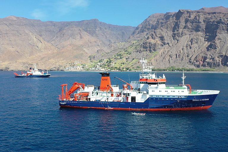 Neben der MARIA S. MERIAN (vorne) ist auch das deutsche Forschungsschiff METEOR (hinten) an der Expedition beteiligt. Das Foto zeigt beide während eines Treffens im Dezember 2019. Foto: Patrick Leibold/GEOMAR