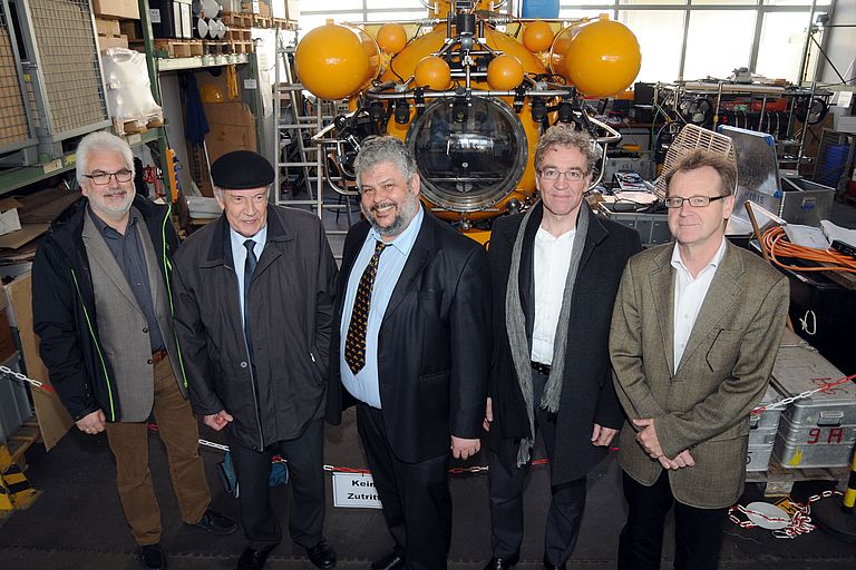 Dr. Jörg Bialas (links) und Dr. Warner Brückmann (rechts) mit Prof. Dr. Nicolae Panin (GeoEcoMar, 2.v.l.), Dr. Adrian Stănică (GeoEcoMar; Mitte) sowie Martin Volz (emma technologies GmbH, Kiel) vor dem Tauchboot JAGO. Foto: J. Steffen, GEOMAR