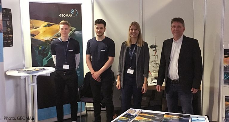 Das GEOMAR-Team (von links): Jannes Hinckelmann, Kerim Gerlach, Nina Lau, Thomas Hansen auf der nordjob-Messe. Foto: GEOMAR