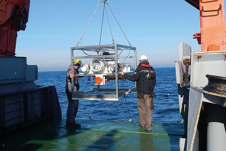 Um die im Wasser gelösten Gase direkt identifizieren zu können, wird ein Massenspektrometer von Bord gelassen. Das Besondere an diesem Gerät ist, dass die Messungen an Bord in Echtzeit ausgewertet werden können. Foto: Peter Linke / GEOMAR