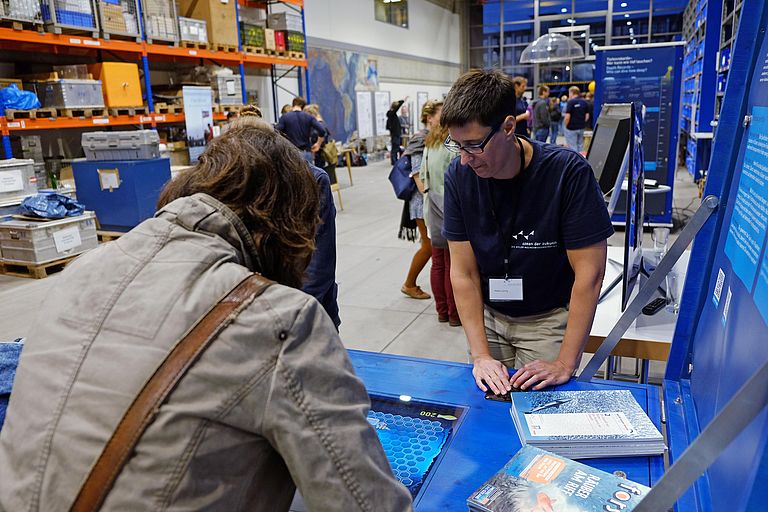 Beim Exzellenzcluster "Ozean der Zukunft" können Besucher wie hier bei der Nacht der Wissenschaft 2016 spielerisch nachhaltiges Fischereimanagement lernen. Foto: Jan Steffen, GEOMAR.