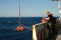 Vom französischen Forschungsschiff POURQUOI PAS? wurden im Sommer 2017 30 Ozeanbodenseismometer im Ligurischen Meer ausgesetzt. Während der aktuellen Fahrt werden sie geborgen, um die aufgezeichneten Daten auszuwerten. Foto: Catherine Prequegnat/CNRS