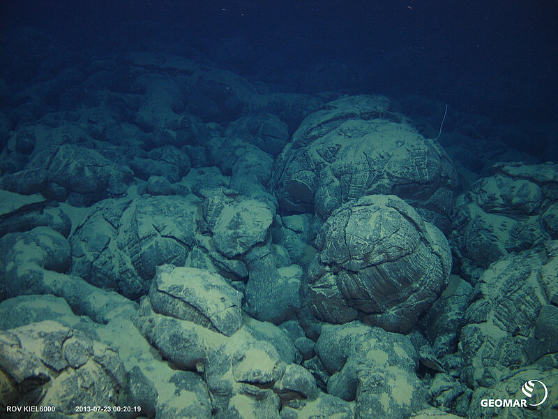 Rundes Gestein auf dem Meeresboden