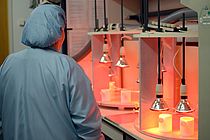 Aufbereitung von Proben für die Isotopen-Untersuchung in den GEOMAR-Laboren. Foto: Jan Steffen, GEOMAR.