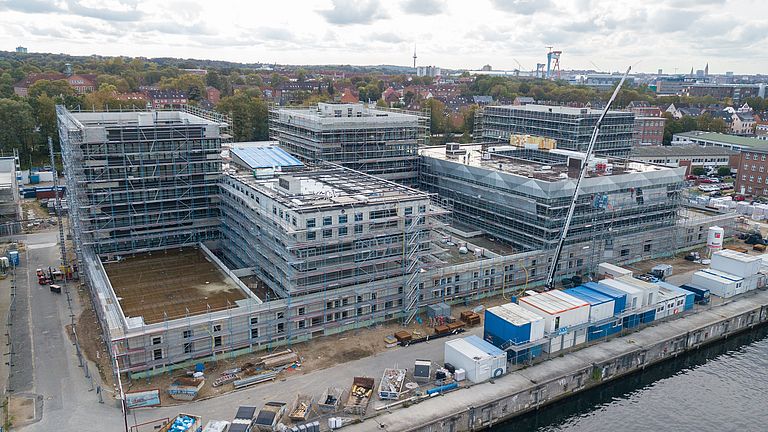 Mittlerweile ist der Rohbau vollendet, fast alle Fenster sind montiert und Teile der Fassade sind ebenfalls fertig. Foto: Jens Klimmeck/GEOMAR