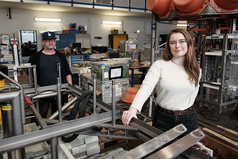 Johanna Jöhnk (front right) and Sven Sturm (back) in the workshop of the GEOMAR Technology and Logistics Centre.