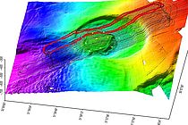 3D-Vermessung des Schlammvulkans North Alex. Die dünnen Linien zeigen den Kurs des Forschungsschiffes POSEIDON, die dicken roten Linien den aktuellen Schiffssweg der letzten Stunden. Grafik: IFM-GEOMAR.