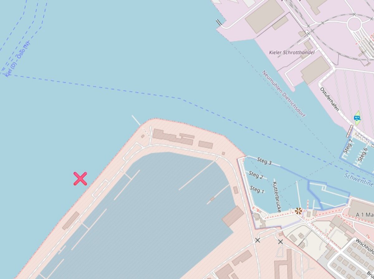 Eine Karte des Mündungsgebiets der Schwentine in die Kieler Förde. Süd-westlich der Mündung ist in Ufernähe ein rotes Kreuz eingezeichnet.