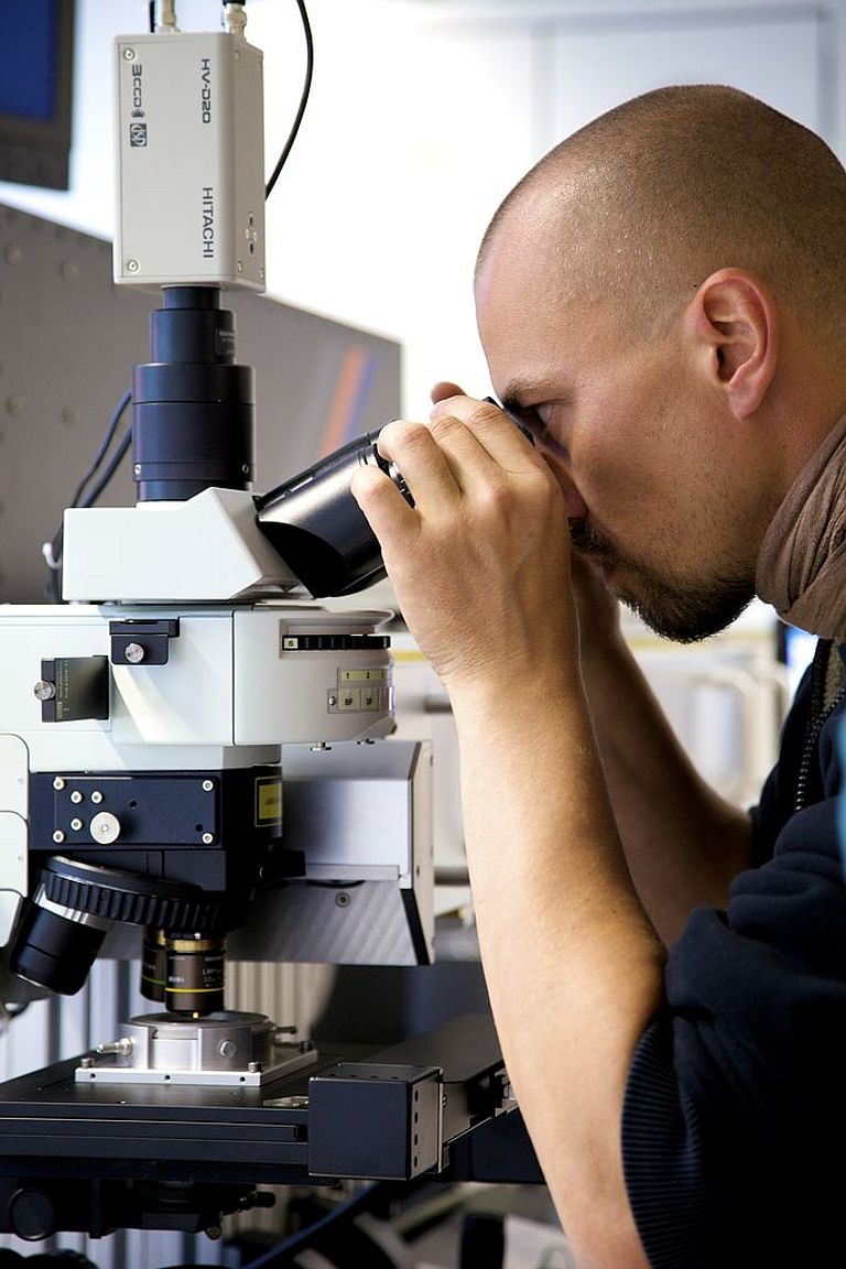 Mikroskop am „GEOLAS“-Laserablations-System. Bei ausgeschalteter Laser-Strahlung kann die zu analysierende Probe detailliert betrachtet werden. Foto: Stephanie Pohl / Sabrina Warnk / Alena Gall, IFM-GEOMAR
