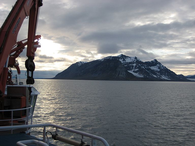 The west coast of Spitsbergen. Here an international research team investigated methane seeps on the ocean floor in the summer of 2012. Photo: Helge Niemann, University of Basel