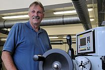 Hans Langmaack im TLZ. Seit 1973 entwickelt, baut und repariert er Geräte für die Kieler Meeresforschung. Foto: J. Steffen, IFM-GEOMAR