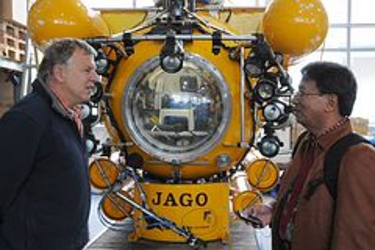 Prof. Dr. Indra Jaya (rechts) von der Universität Bogor informierte sich in Kiel über GAME, aber auch über das IFM-GEOMAR allgemein. Besonders beeindruckt zeigte er sich von den technischen Möglichkeiten wie dem Tauchboot JAGO. JAGO Pilot Jürgen Schauer (links) erklärt die Einsatzmöglichkeiten des Boots. Foto: J. Steffen, IFM-GEOMAR