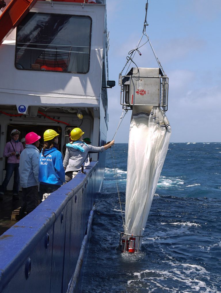 Mit einem Spezialnetz werden Proben vom Plankton genommen. Foto: M. Visbeck, GEOMAR