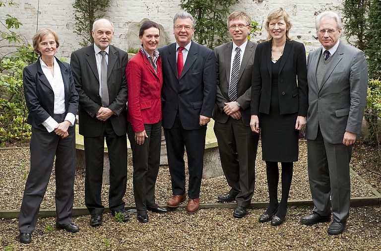 KDM-Vorsitzende Dr. Karin Lochte (links) mit den Teilnehmern der Norddeutschen Wissenschaftsministerkonferenz: Dr. Thomas Behrens, Abteilungsleiter im Ministerium für Bildung, Wissenschaft und Kultur, Mecklenburg-Vorpommern, Dr. Cordelia Andreßen, Staatssekretärin für Wissenschaft, Wirtschaft und Verkehr, Schleswig-Holstein, Dr. Rudolf Strohmeier, Stv. Generaldirektor, GD Forschung, Wissenschaft und Innovation in der EU-Kommission, Dr. Joachim Schuster, Staatsrat bei der Senatorin für Bildung, Wissenschaft und Gesundheit, Bremen, Dr. Dorothee Stapelfeldt, Senatorin der Behörde für Wissenschaft und Forschung, Hamburg, Dr. Josef Lange, Staatssekretär im Ministerium für Wissenschaft und Kultur, Niedersachsen.